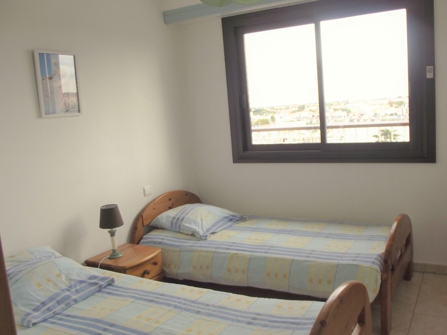 chambre lits 90 vue port et saint gilles