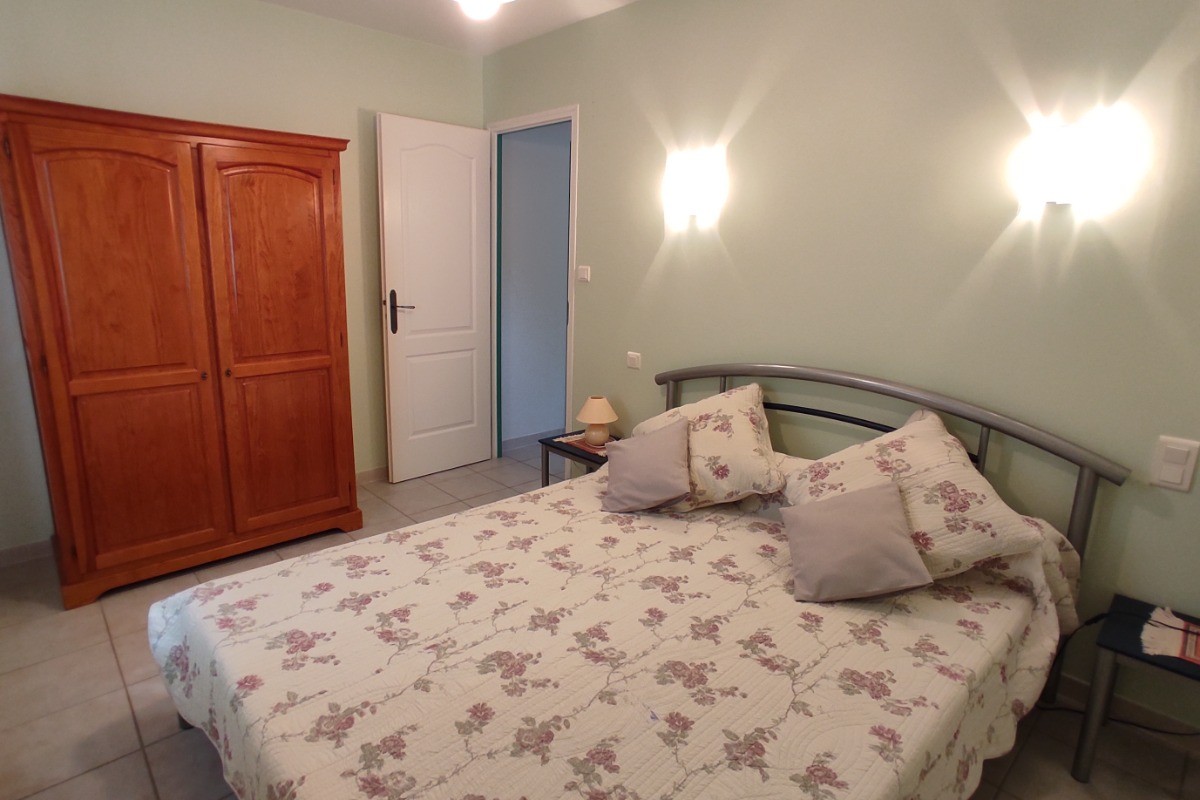 Gîte les clapas - la Maison Verte - Chambre parentale