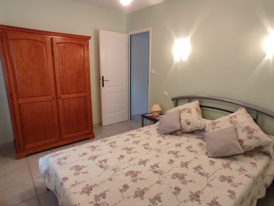 Gîte les clapas - la Maison Verte - Chambre parentale