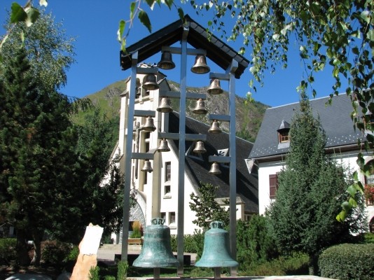 Le Carillon, devant l'église
