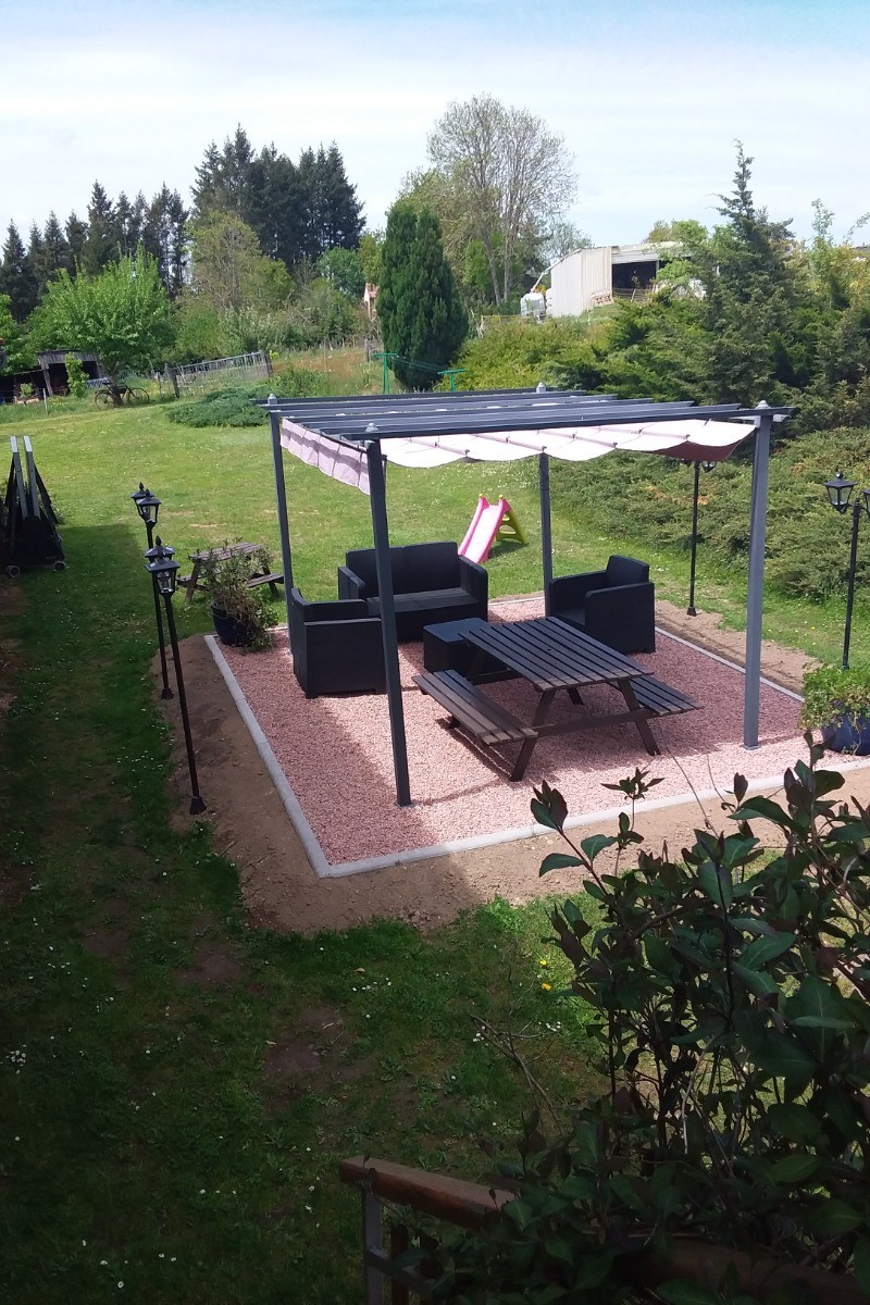 salon de jardin et pergola pour petit déjeuner en extérieur