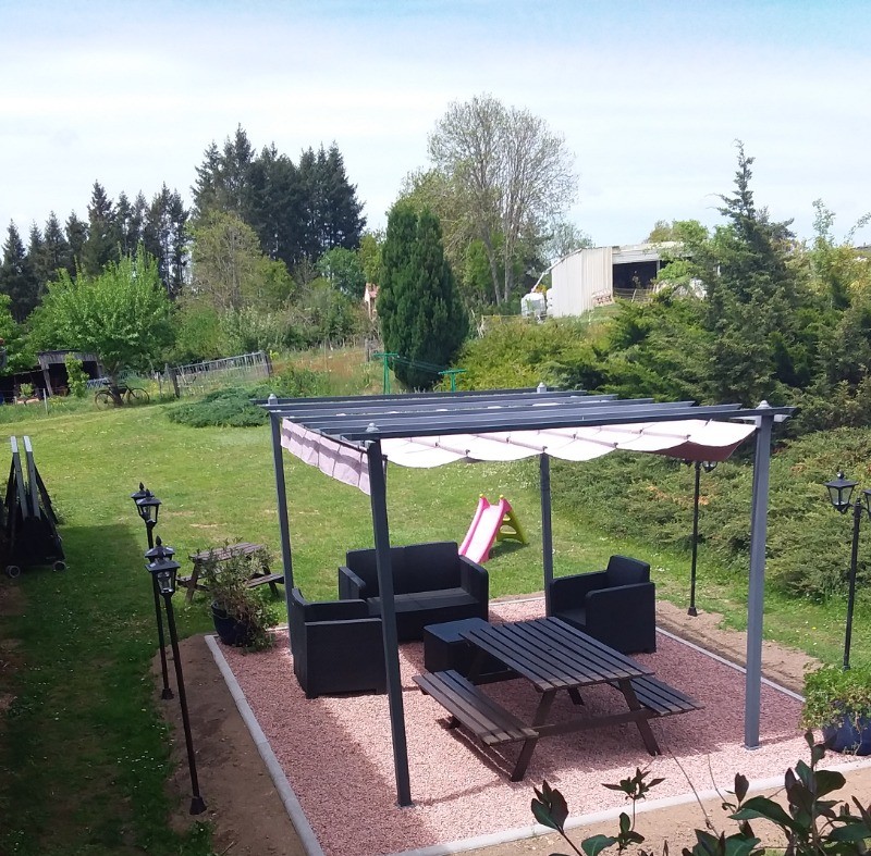 salon de jardin et pergola pour petit déjeuner en extérieur