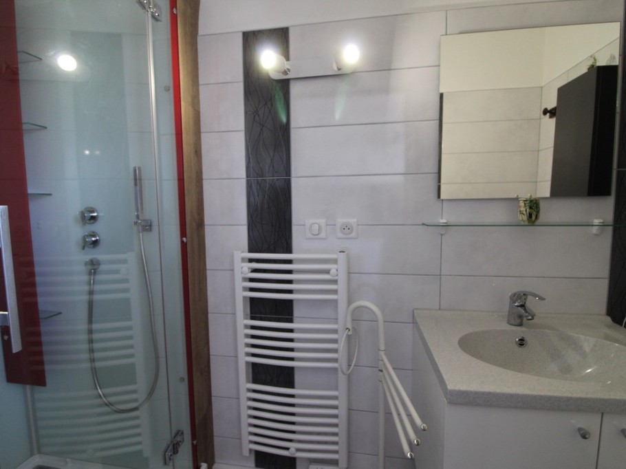 Salle de bain - Appartement Chez Reine - Location de vacances - Étival-Clairefontaine