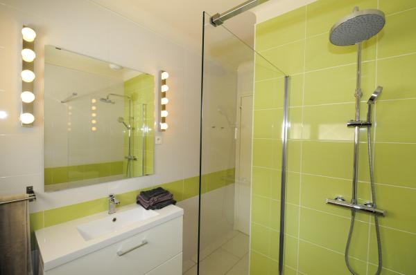 Gite Boucle de Meuse - Glaire - sa SDB, douche à l'italienne