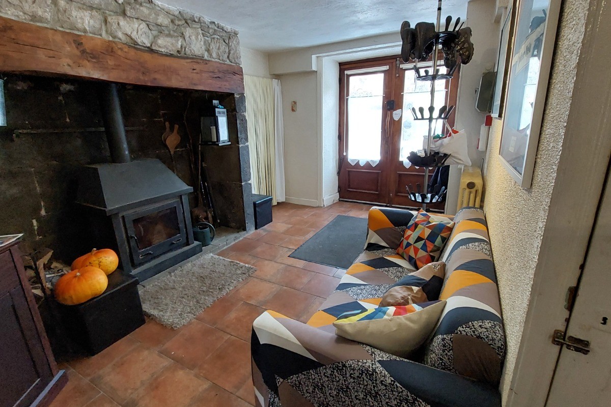 Entrée de la maison avec poêle à bois