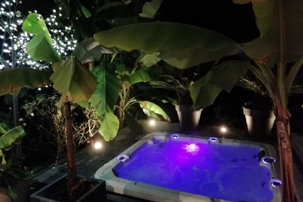 Spa toute en lumière à la nuit tombée