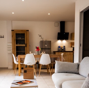 Pièce de vie avec coin salon salon, soin cuisine et séjour