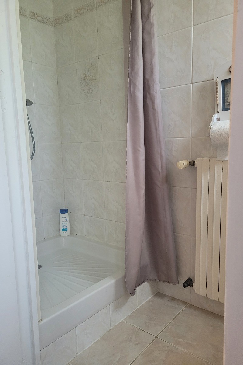 Chambre d'hôtes Clévacances, Ploluha, chez M. et Mme Mac Lachlan, la salle d'eau privative à la chambre avec douche et WC