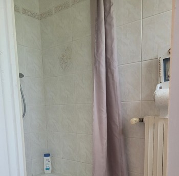 Chambre d'hôtes Clévacances, Ploluha, chez M. et Mme Mac Lachlan, la salle d'eau privative à la chambre avec douche et WC