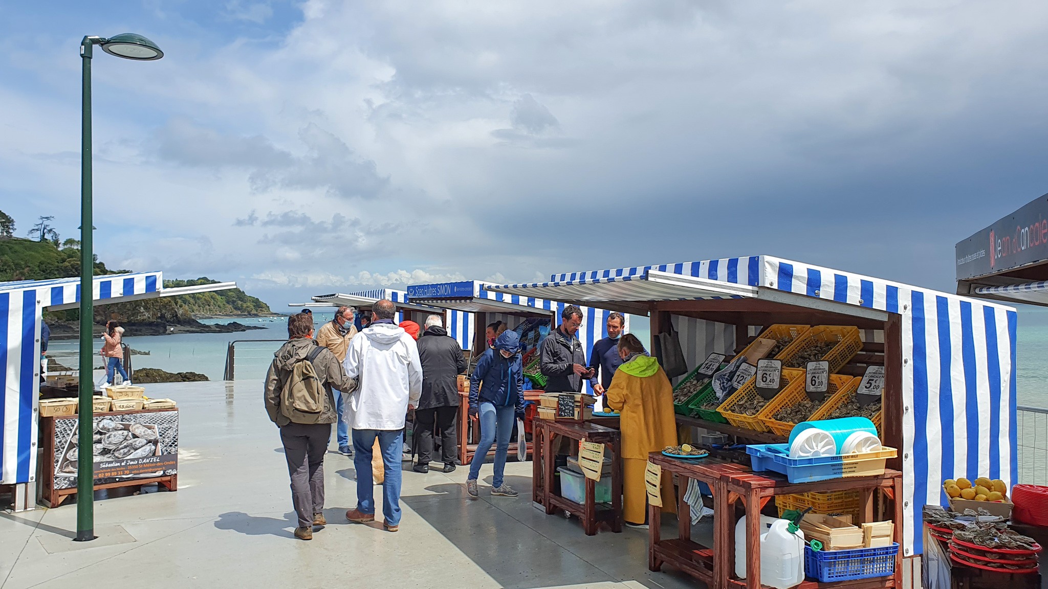 Marché aux huîtres en direct des producteurs sur le port de la Houle à Cancale, ouvert tous les jours