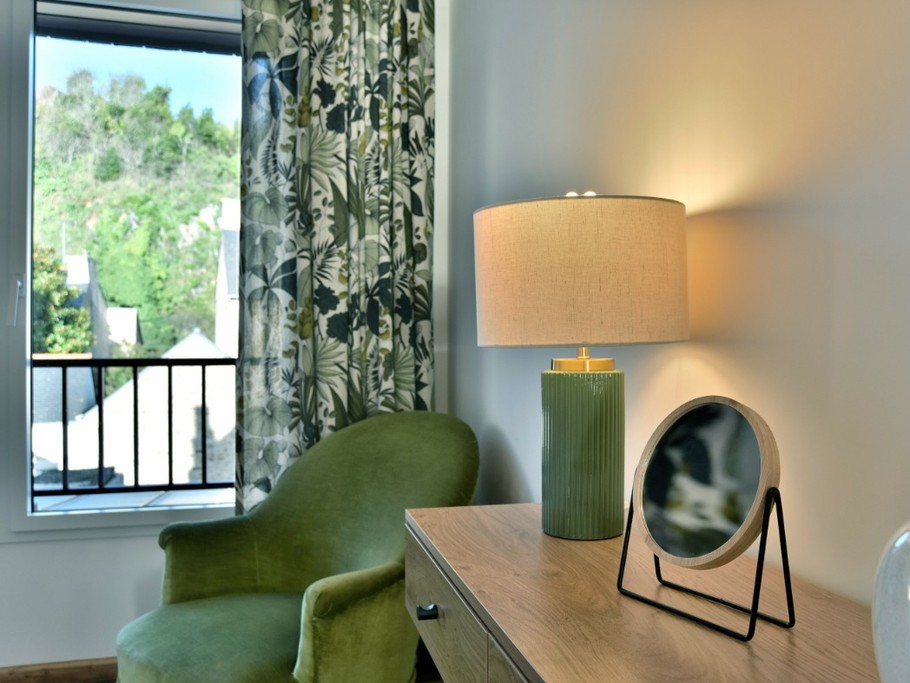 Chambre indépendante pour 2 personnes (grand lit 180 cm) avec dressing. Situé côté cour, vous dormirez dans le plus grand calme.