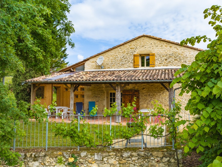 La terrasse plein Sud couverte, devant en pelouse et clôturée, fermée côté Ouest (drone)