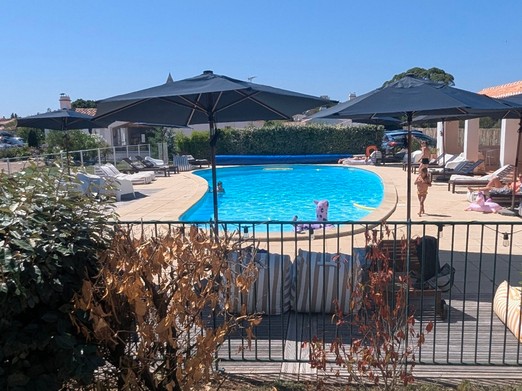 Piscine et solarium