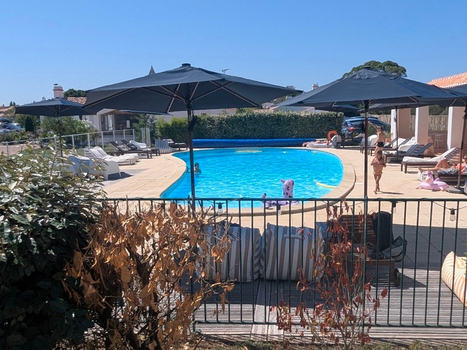 Piscine et solarium