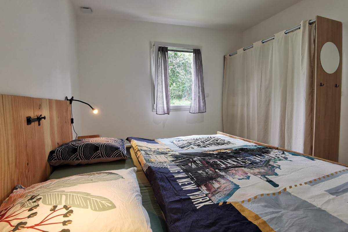 Chambre 2 avec étagères et penderie de rangement