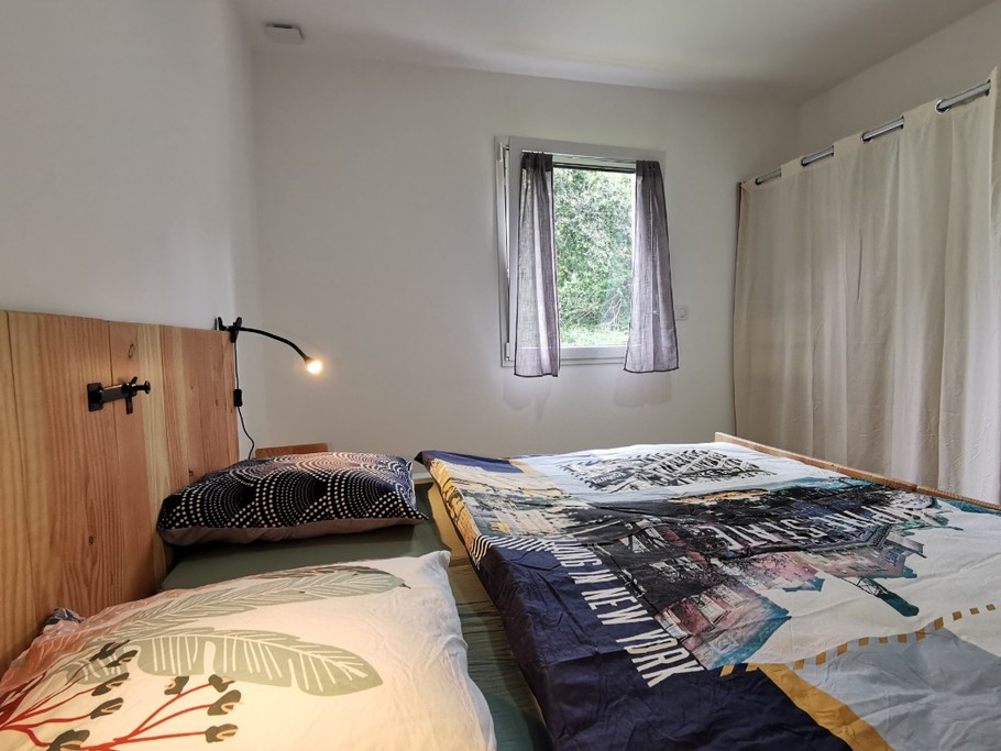 Chambre 2 avec étagères et penderie de rangement