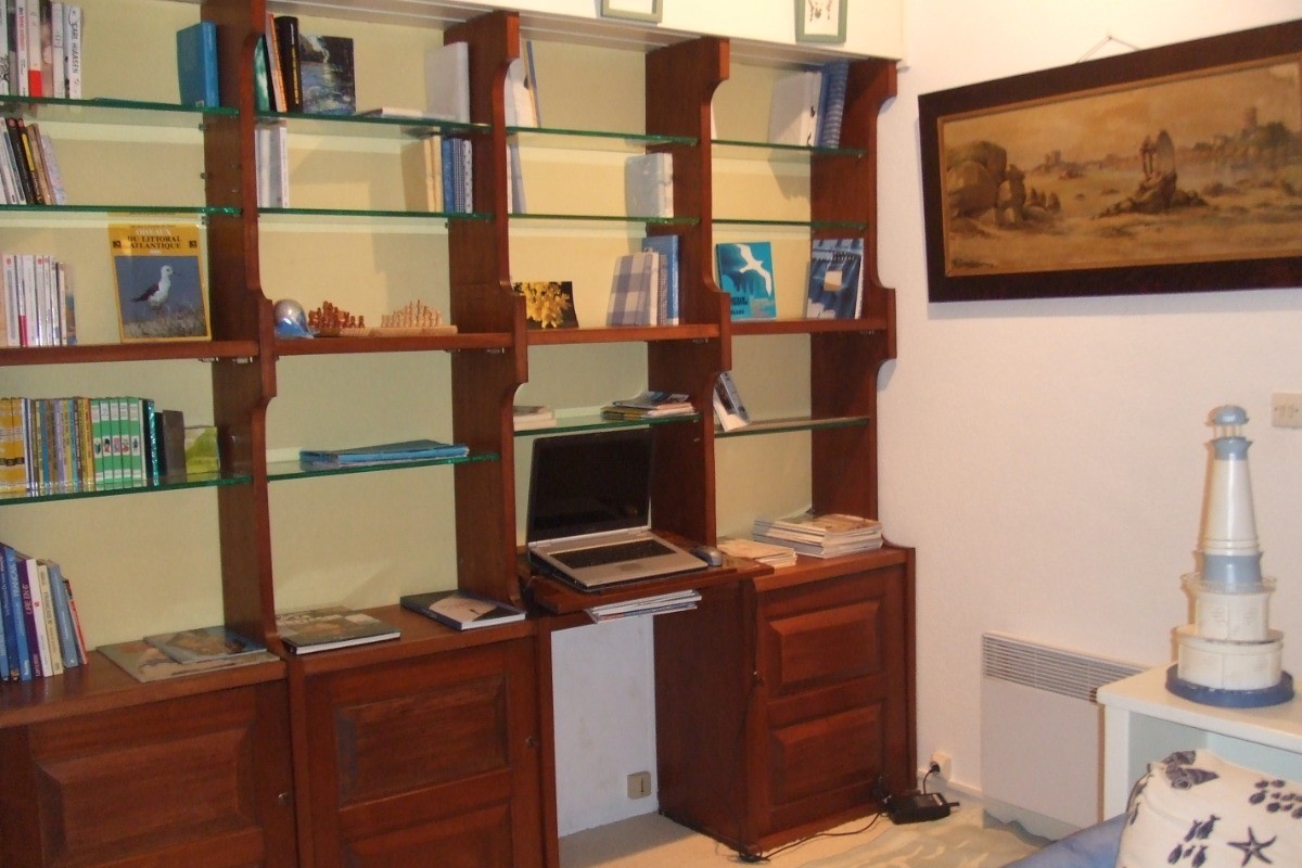 Bibliothèque avec petit salon lecture