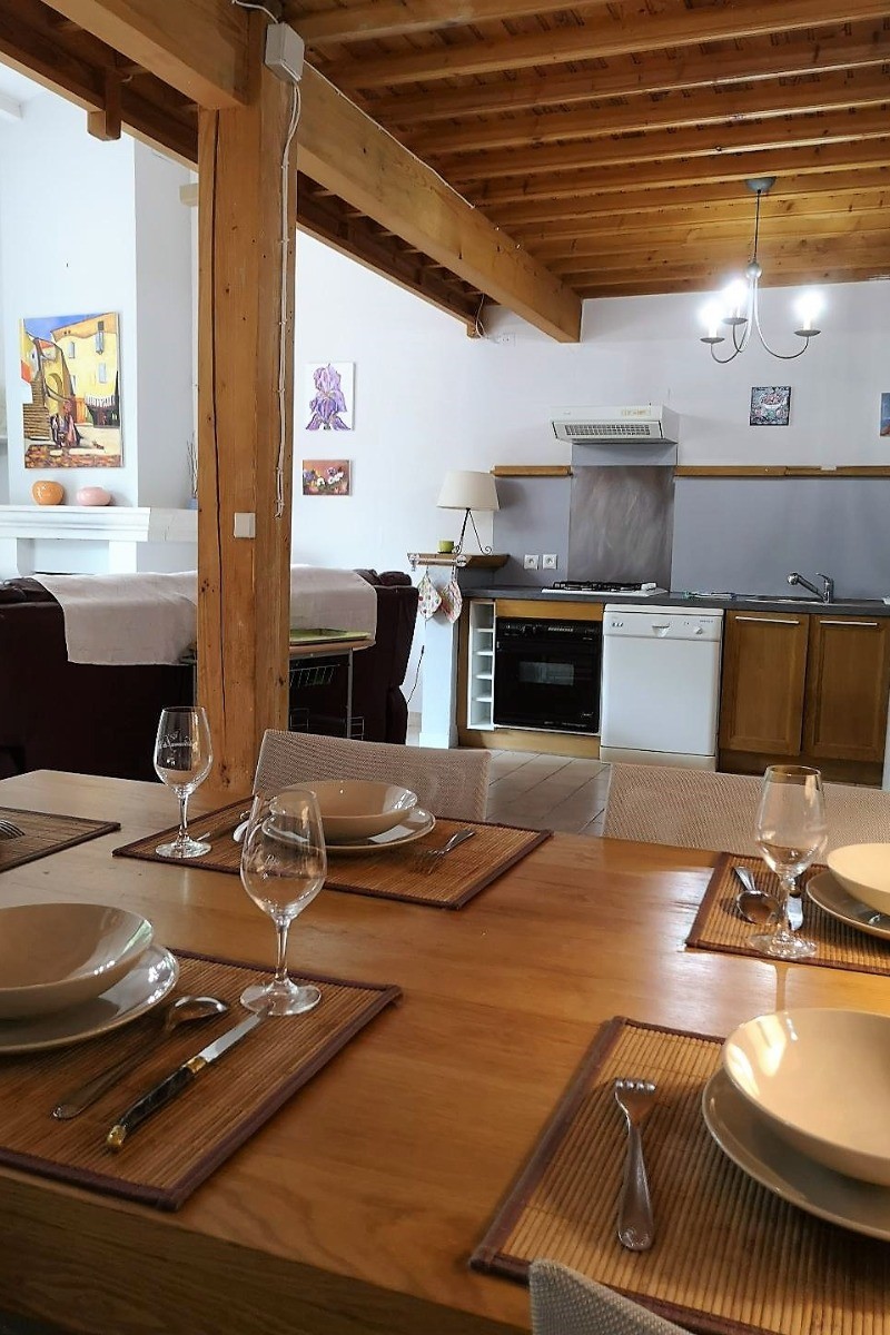 Salle à manger vue sur la cuisine