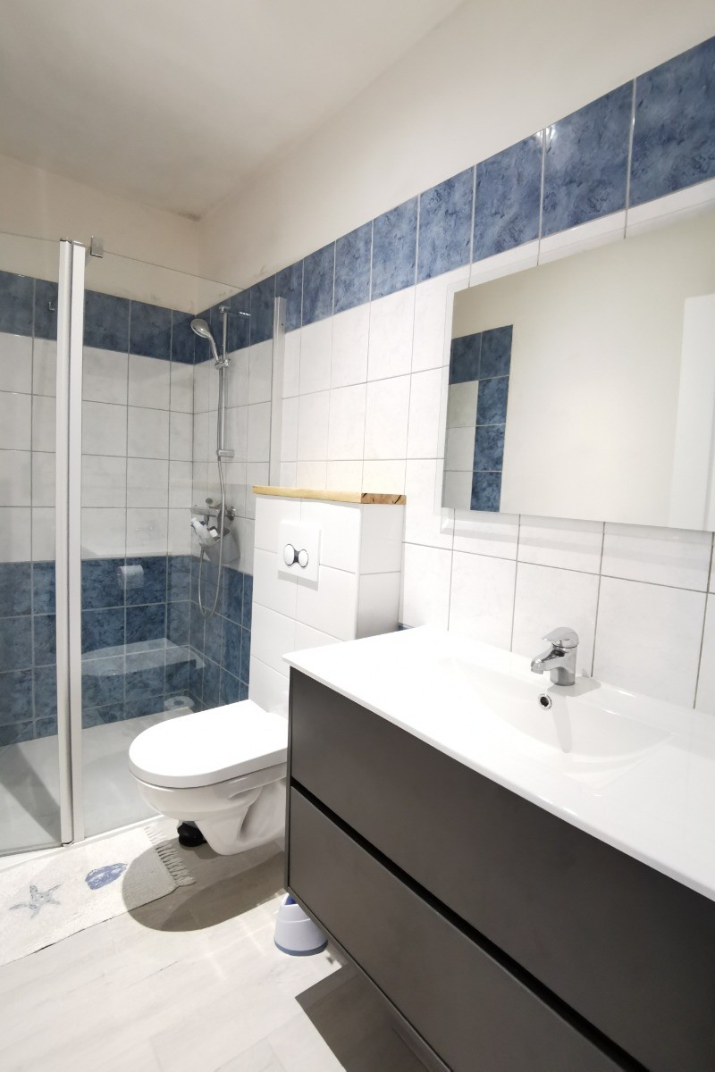Salle d'eau au RDC avec WC
