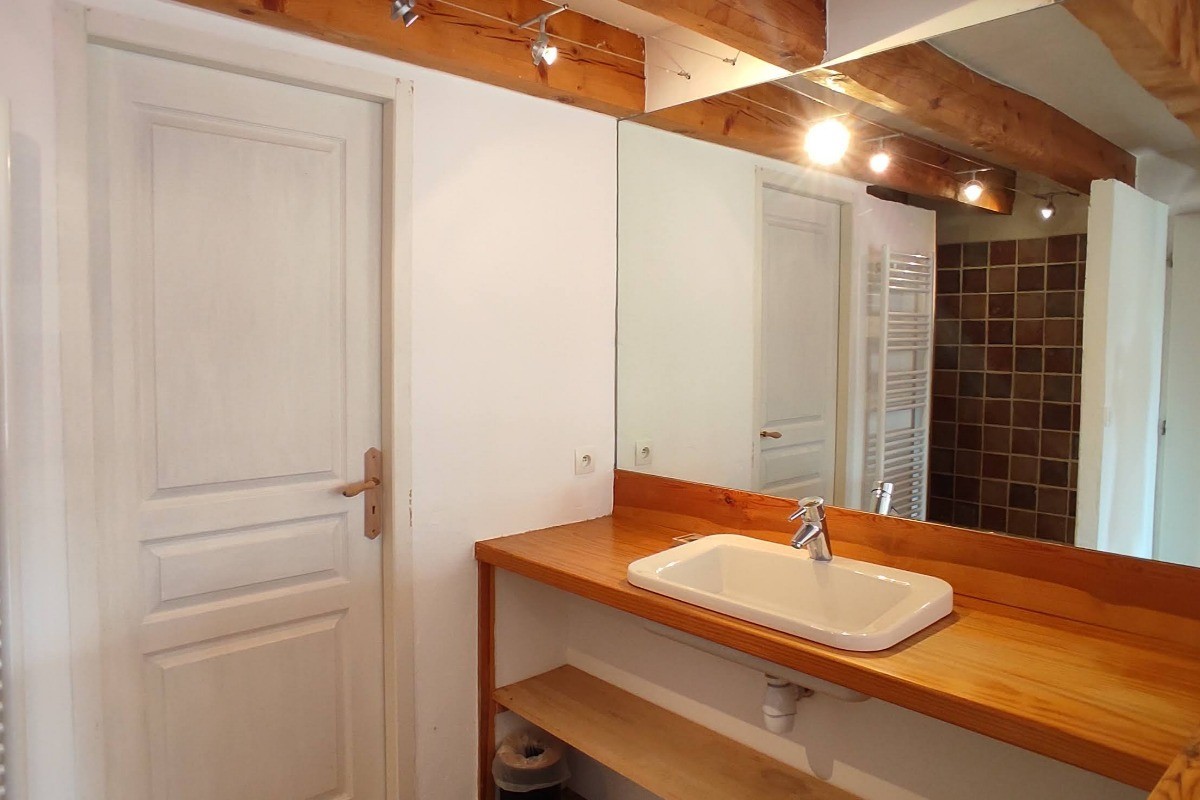 La Michelonne - Chambre cendrée salle d'eau