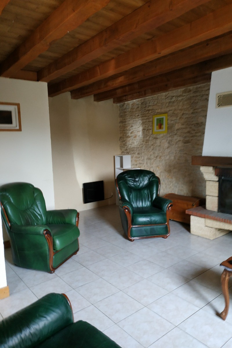 Salon confortable avec le charme des poutres et mur en pierres