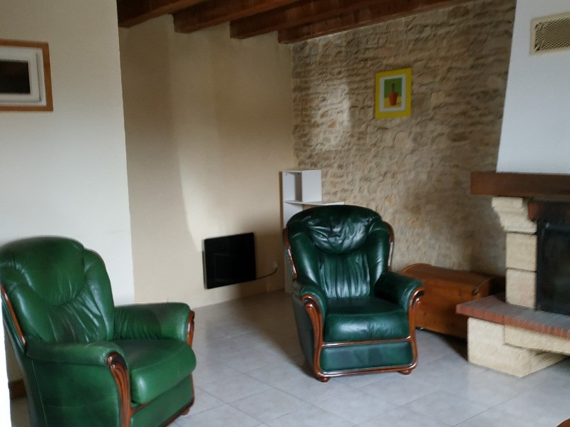 Salon confortable avec le charme des poutres et mur en pierres