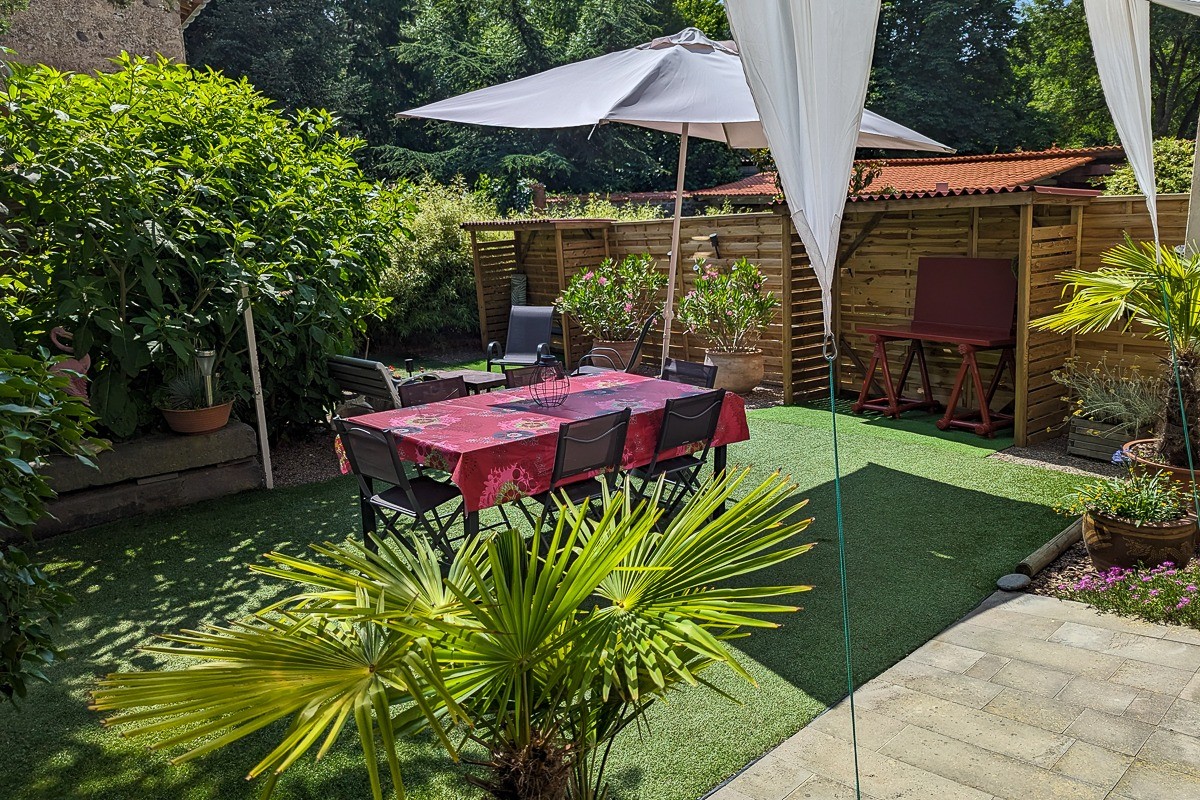 L'espace exterieur privé, aménagé pour la détente et les repas