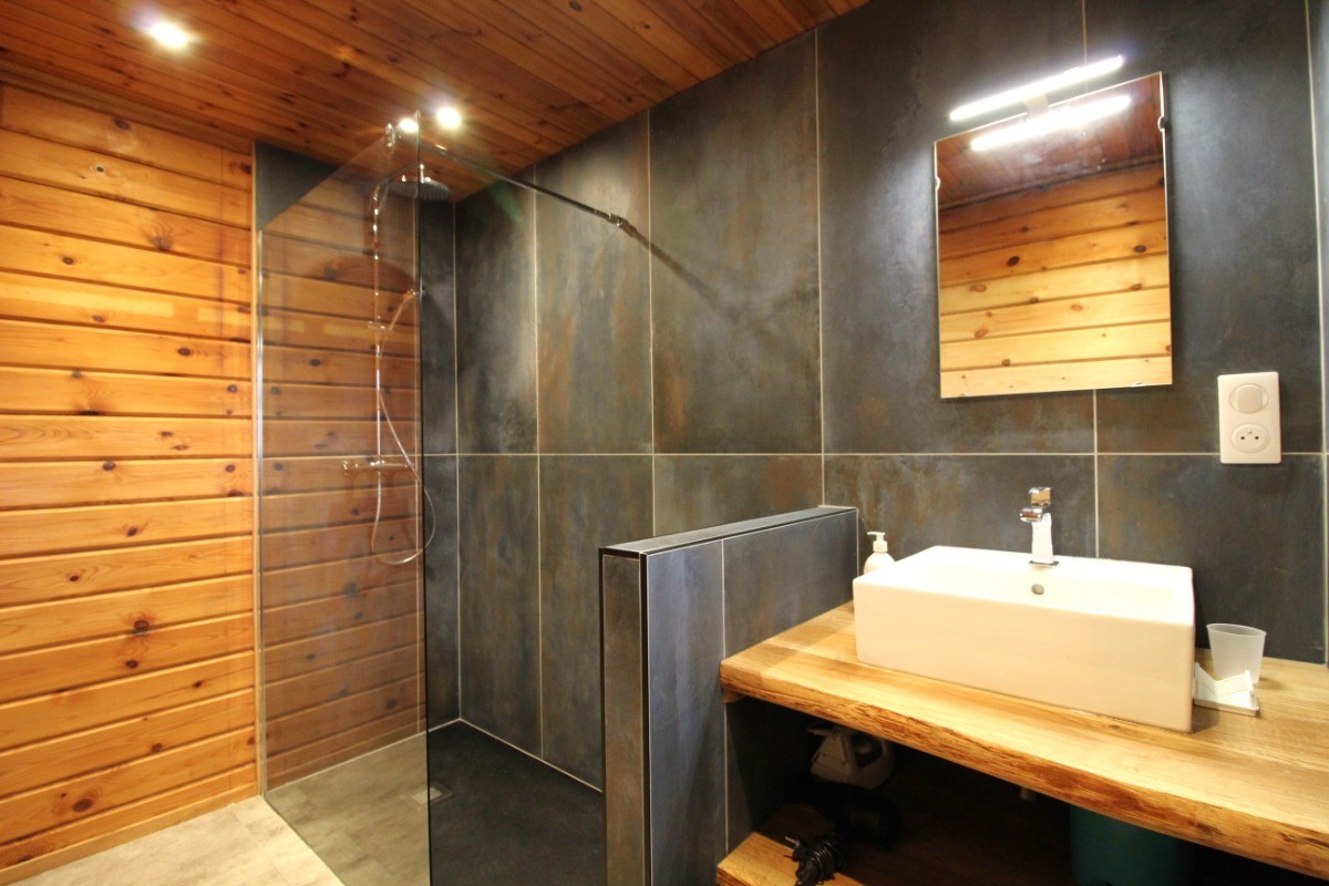 Salle d'eau avec douche italienne - Chalet Pervenche