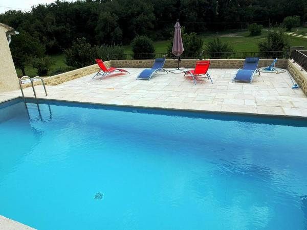 Les Ânes de Forcalquier : piscine, terrasse et transats