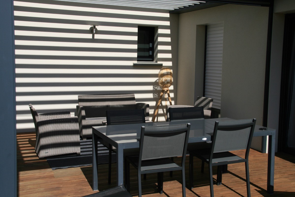 terrasse avec salon de jardin et table à manger