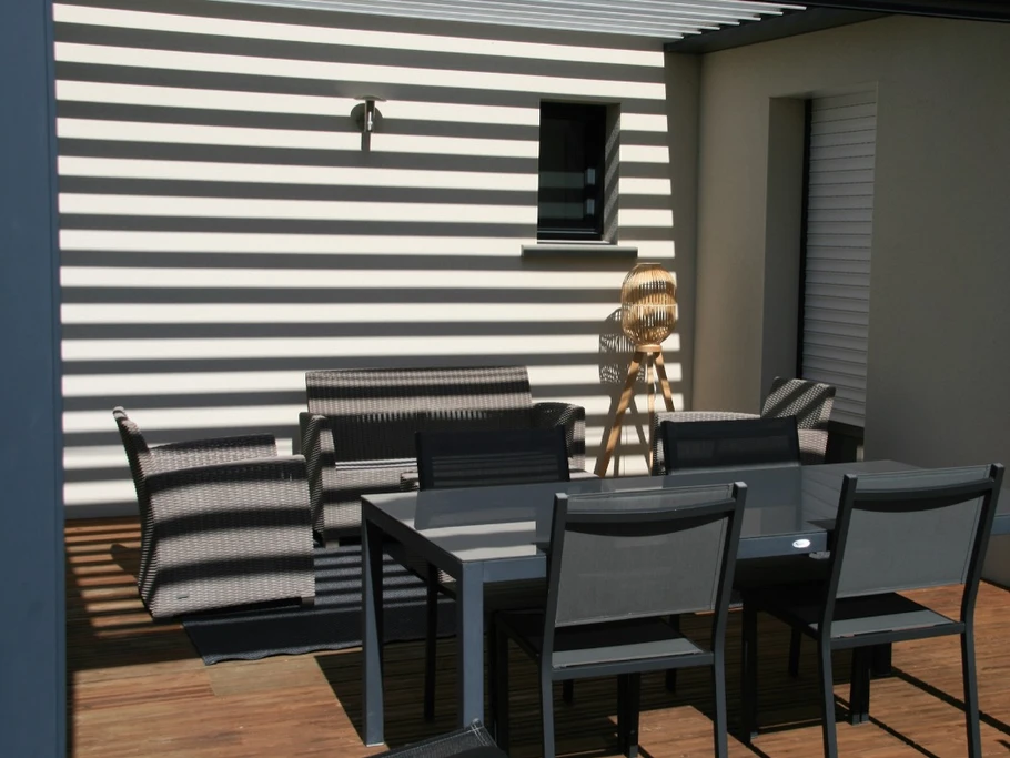 terrasse avec salon de jardin et table à manger