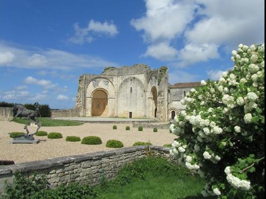 Abbaye de Trizay avec 4 gîtes en location en Charente maritime