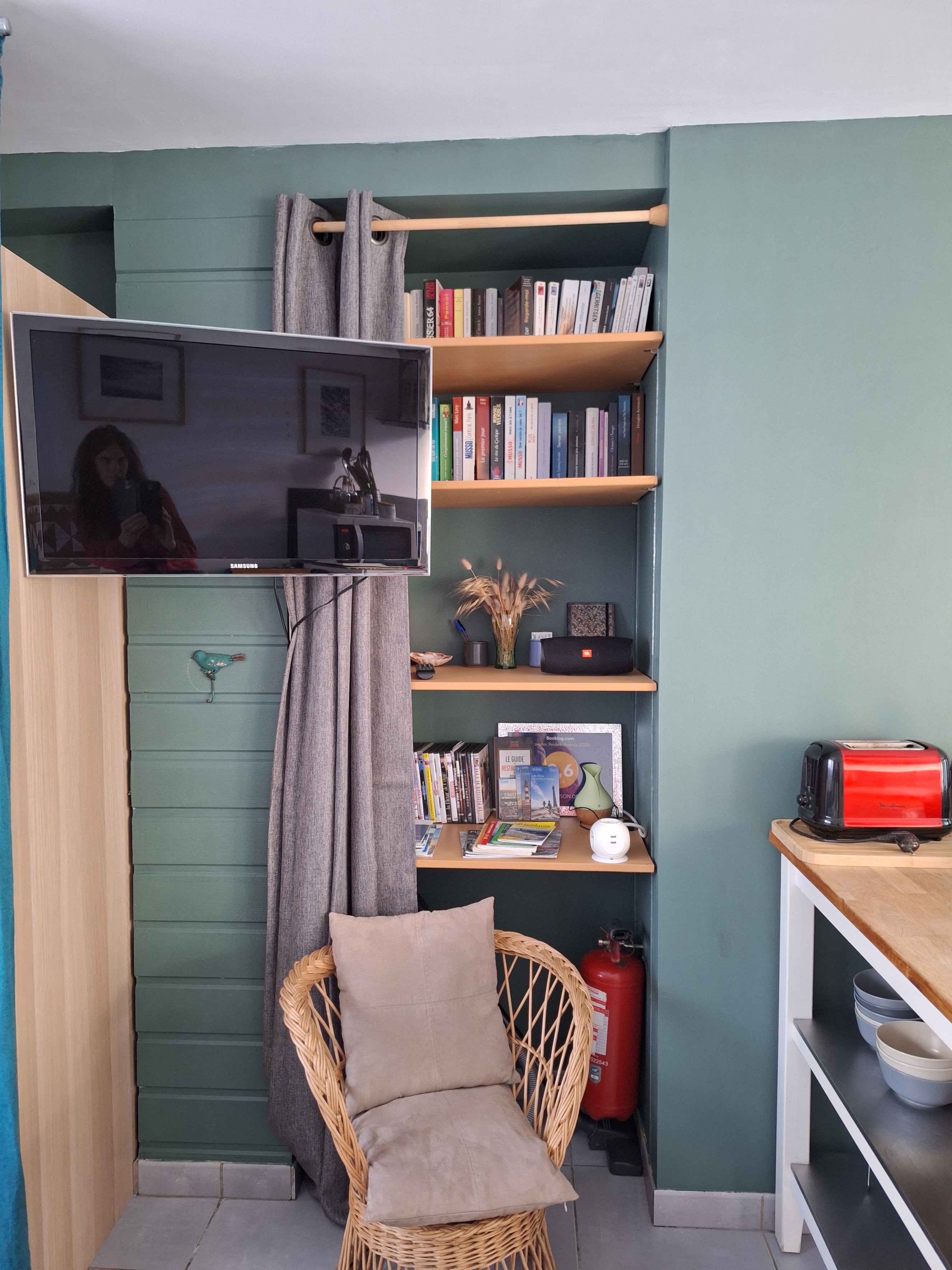 Le gîte est équipé d'une TV écran plat TNT HD, d'un lecteur DVD / Blue-ray ainsi que d'une Enceinte Bluetooth. Le gîte dispose d'une connexion WIFI illimitée et gratuite. DVD et livres à disposition pour votre détente !