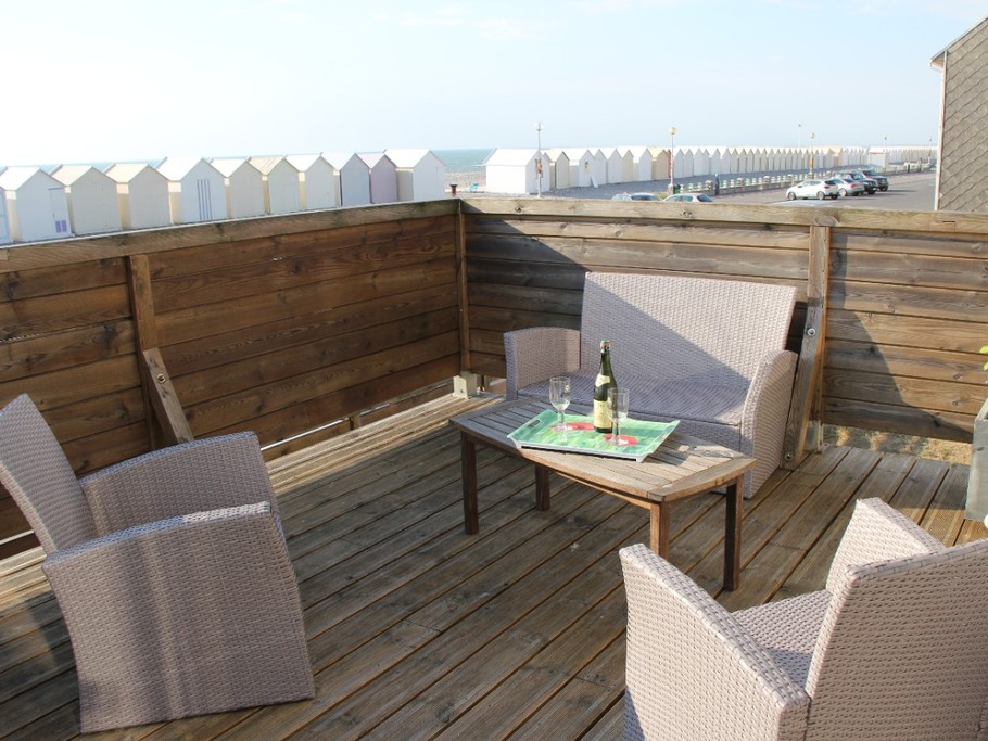 Vaste terrasse face à la plage