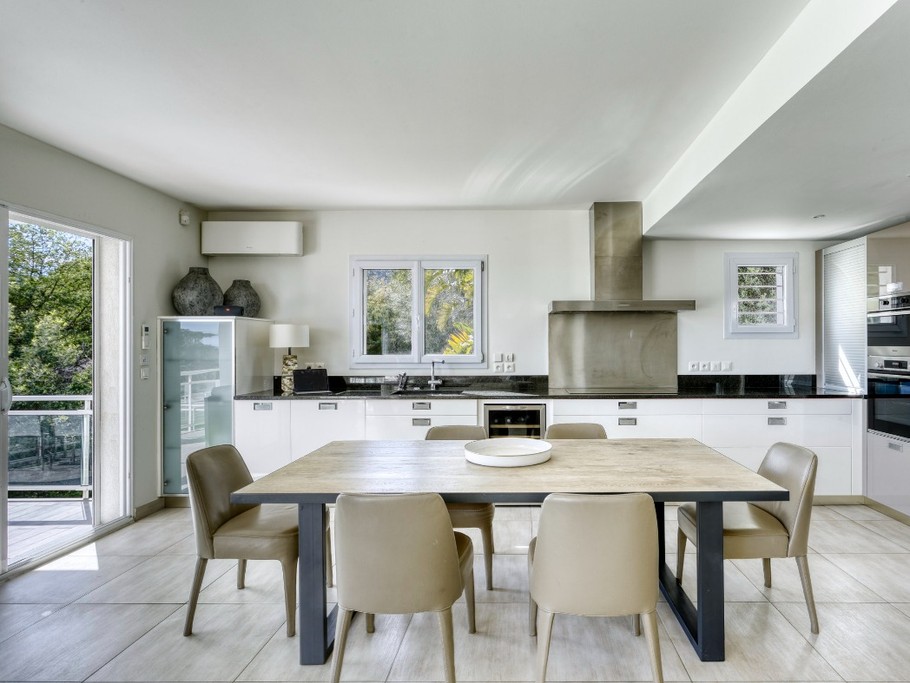 Cuisine entièrement équipée avec cave à vins, frigo avec distributeur de glaçons, four, cuit-vapeur (…) et coin repas