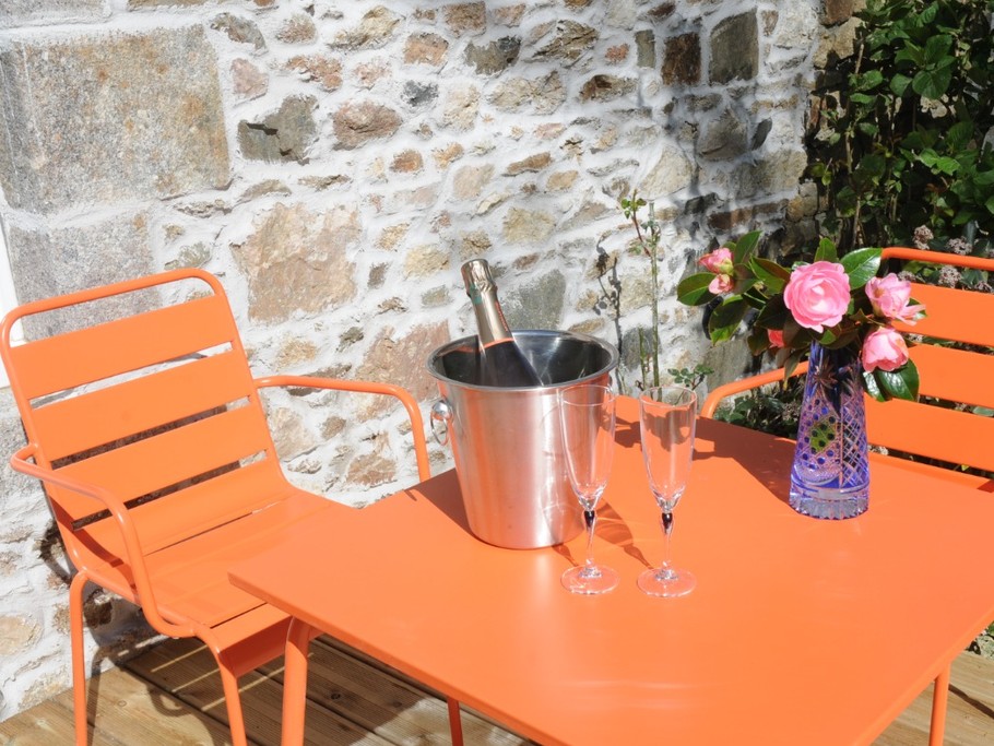 GALLET-SERRA location de vacances, Lanrodec, Clévacances, la terrasse (dressage de la table pour la photo)