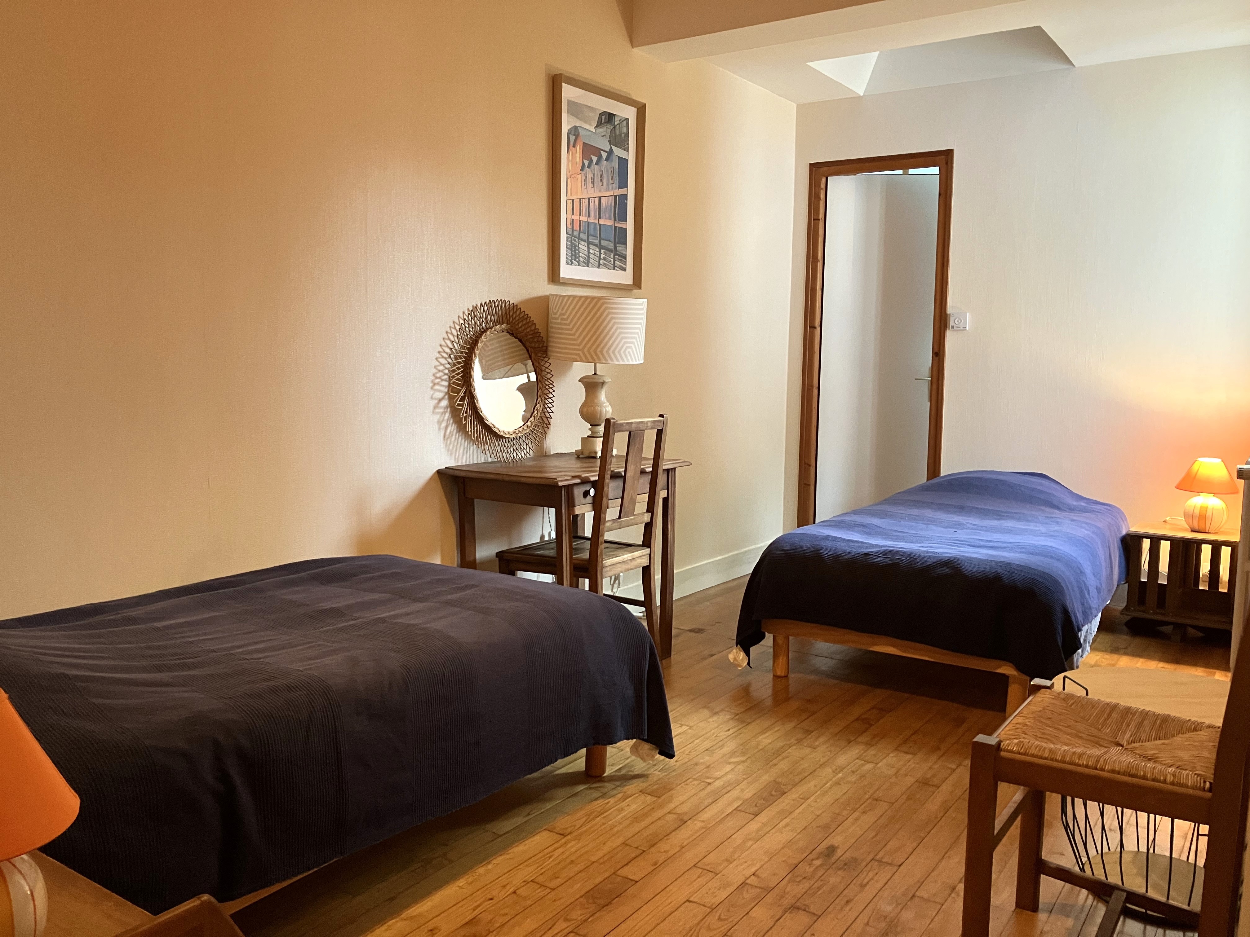 Room with 2 single beds (90cm)