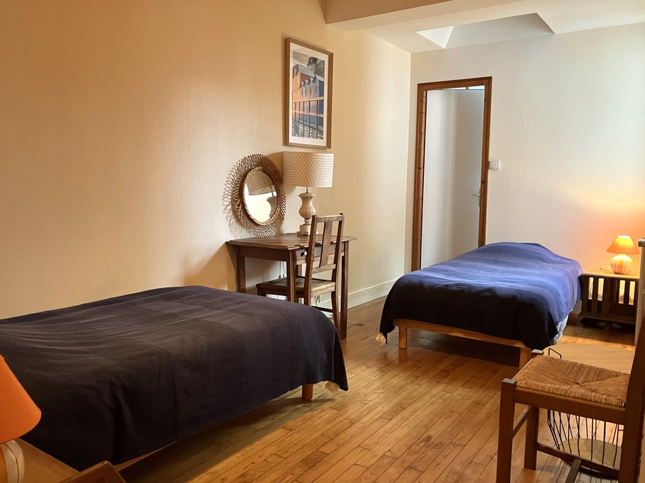 Room with 2 single beds (90cm)