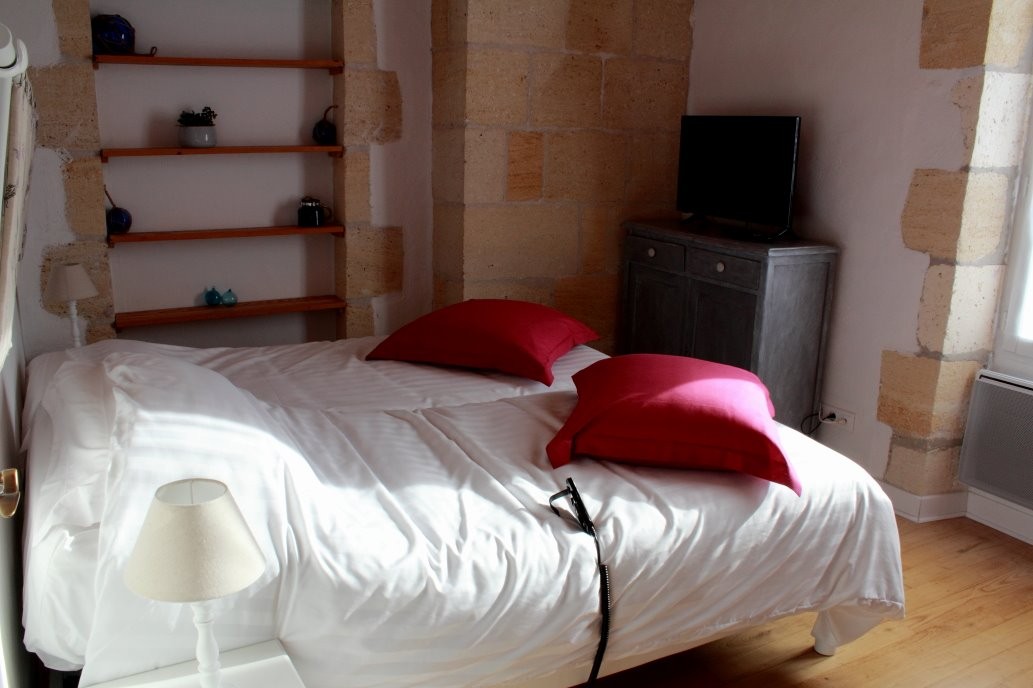 Chambre donnant sur le jardin avec lit à sommier électrique pour plus de confort
