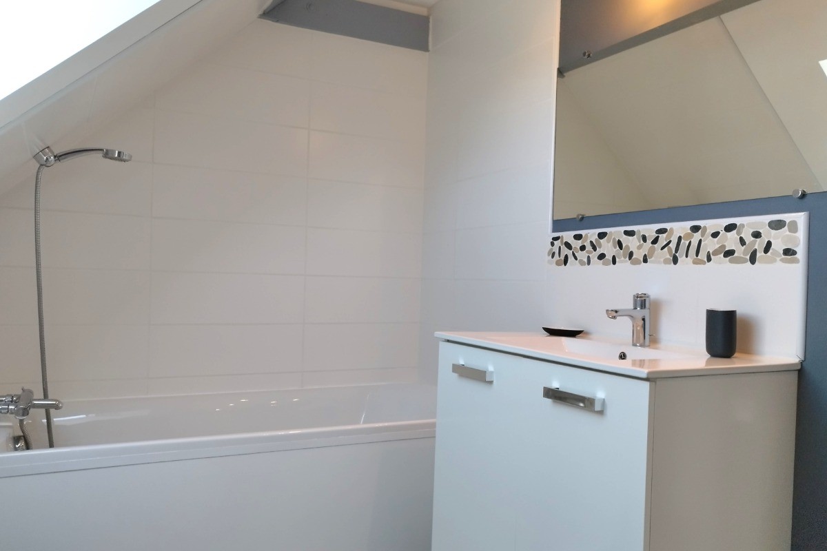 Salle de bain étage avec baignoire et toilettes