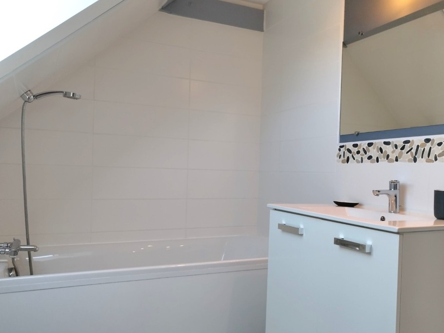 Salle de bain étage avec baignoire et toilettes