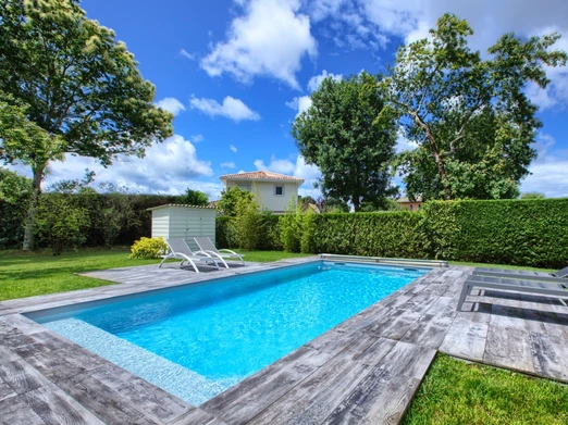 Transats pour farniente au bord de la piscine chauffée