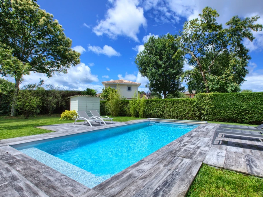 Transats pour farniente au bord de la piscine chauffée