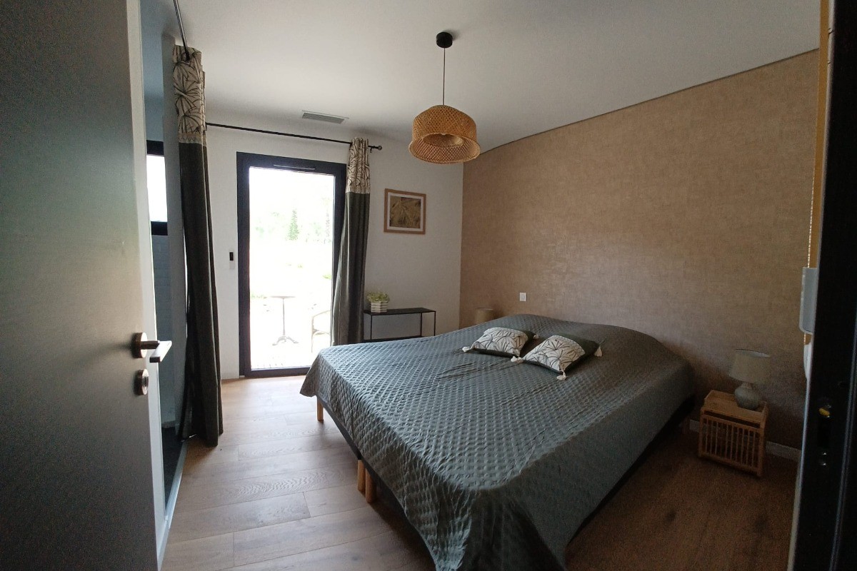 CHAMBRE  EXOTIQUE AVEC SALLE D'EAU ET TOILETTE VUE SUR JARDIN