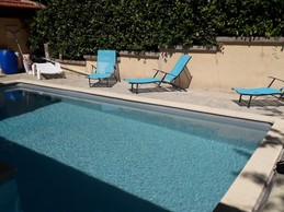 Piscine privée offrant une vue sur le lac, idéale pour se détendre