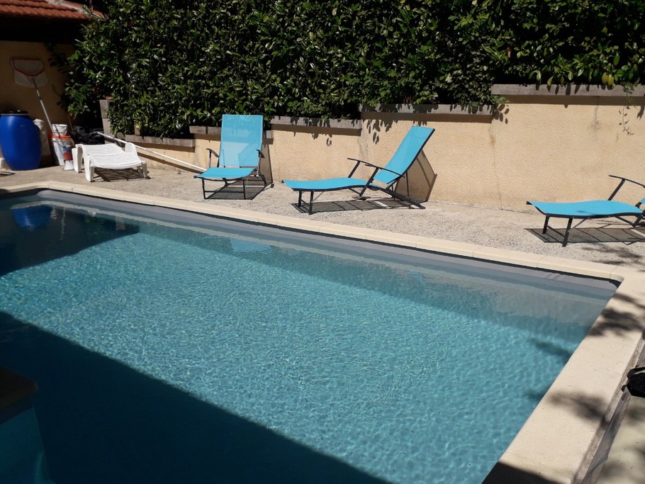 Piscine privée offrant une vue sur le lac, idéale pour se détendre