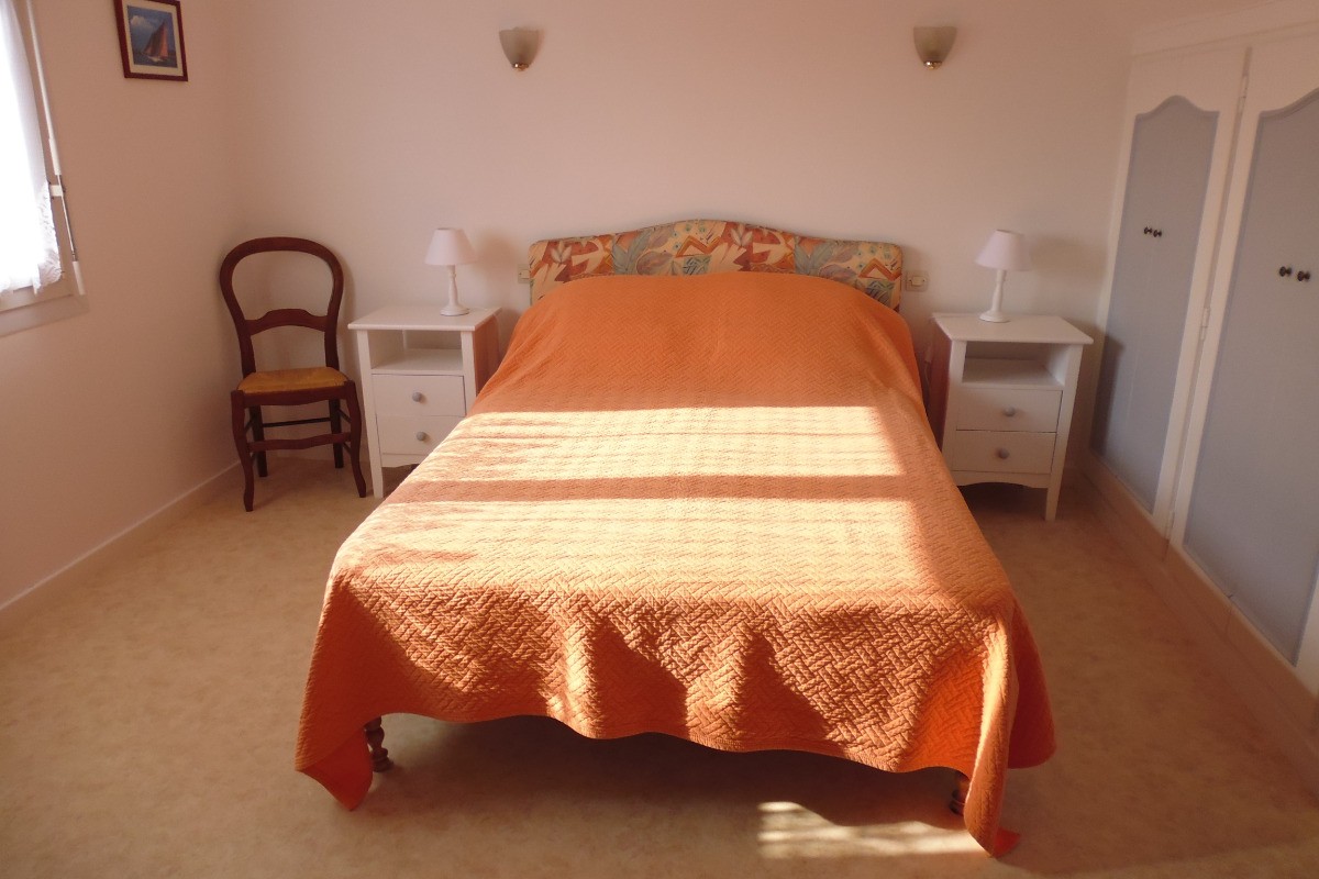 chambre avec lit de 140cm