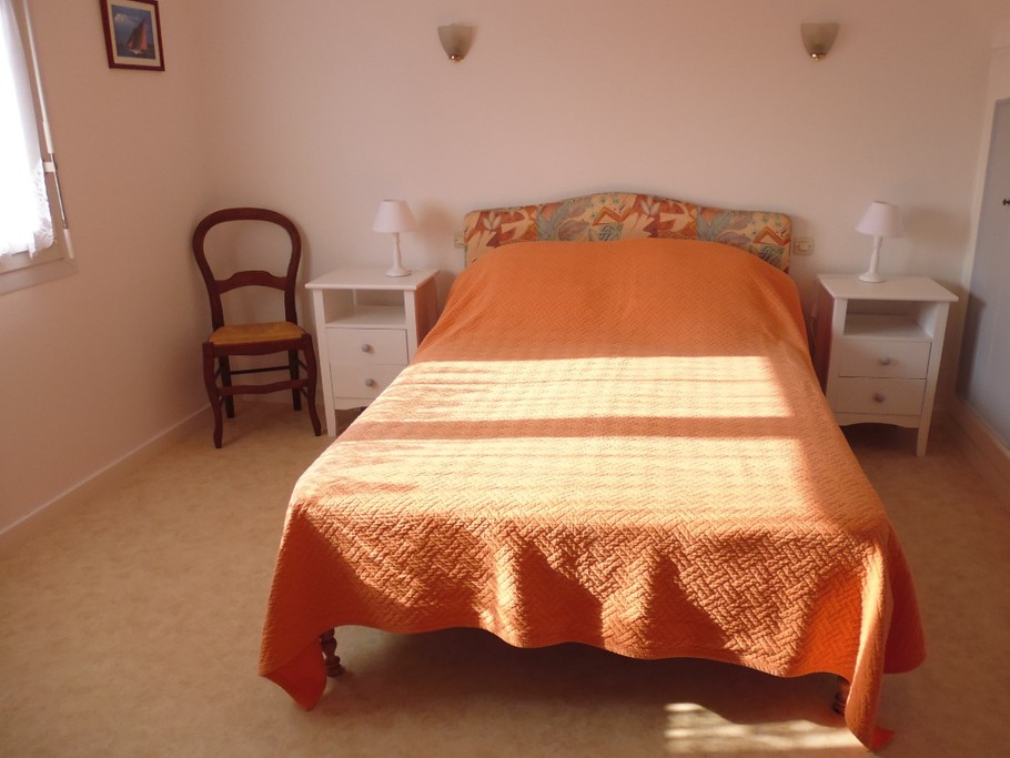 chambre avec lit de 140cm