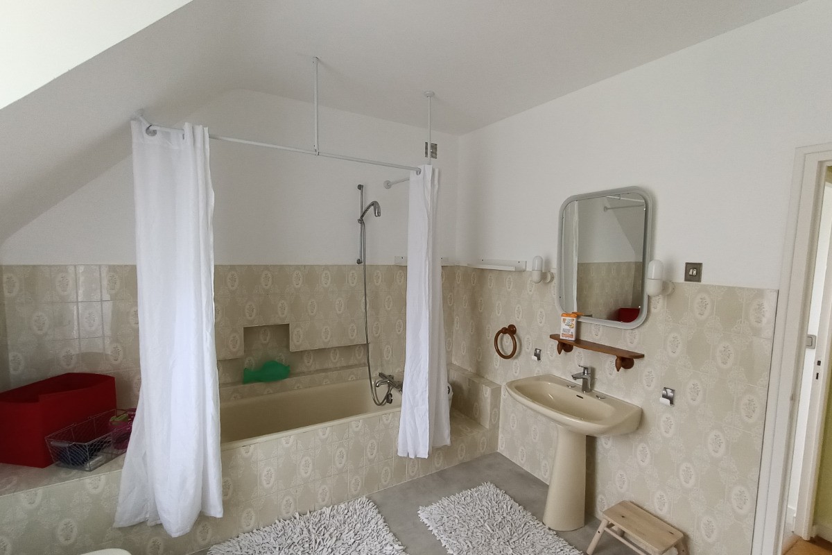 salle de bain à l'étage. Table à langer.