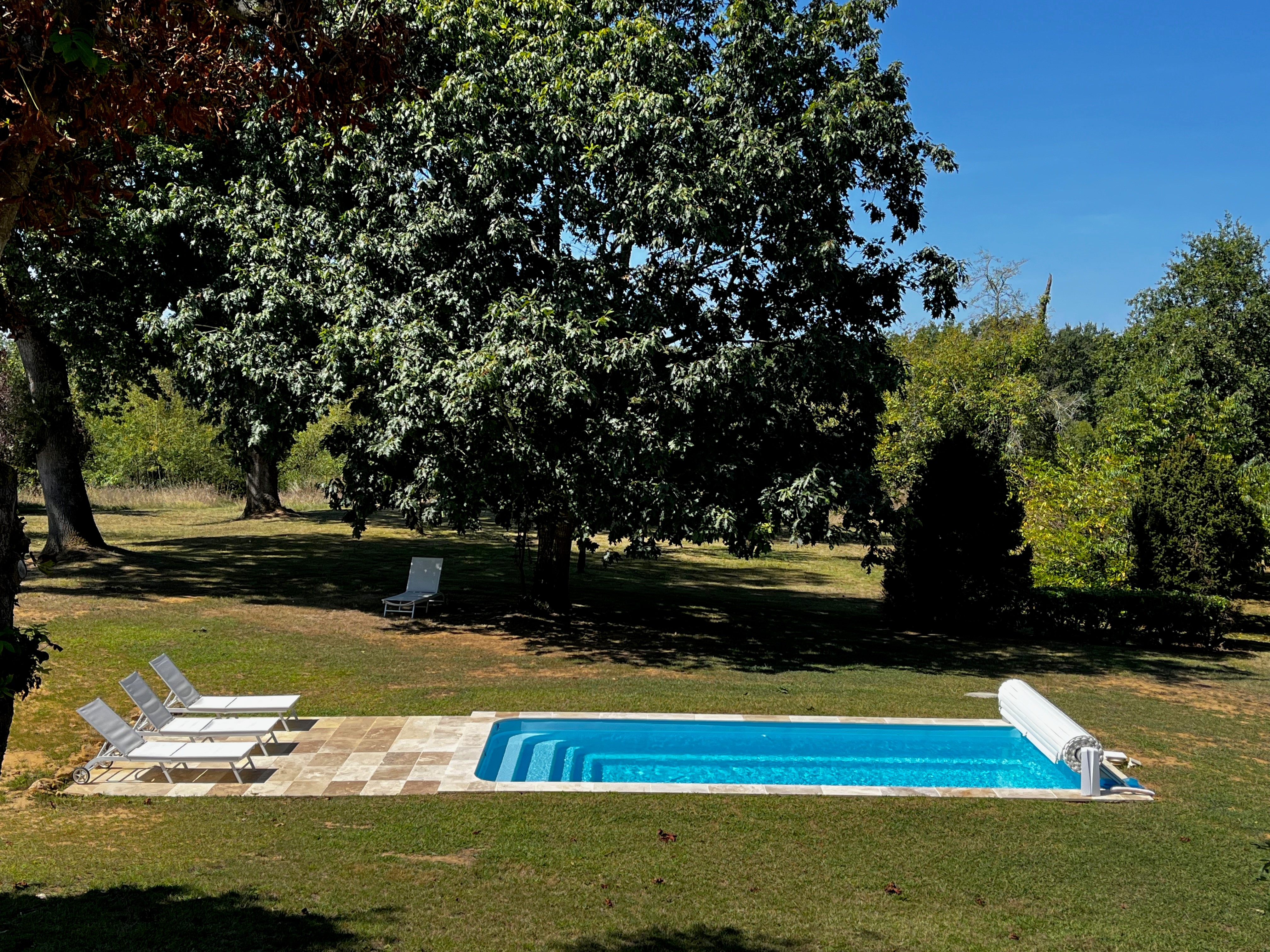 Park with trees and private pool - Panjas